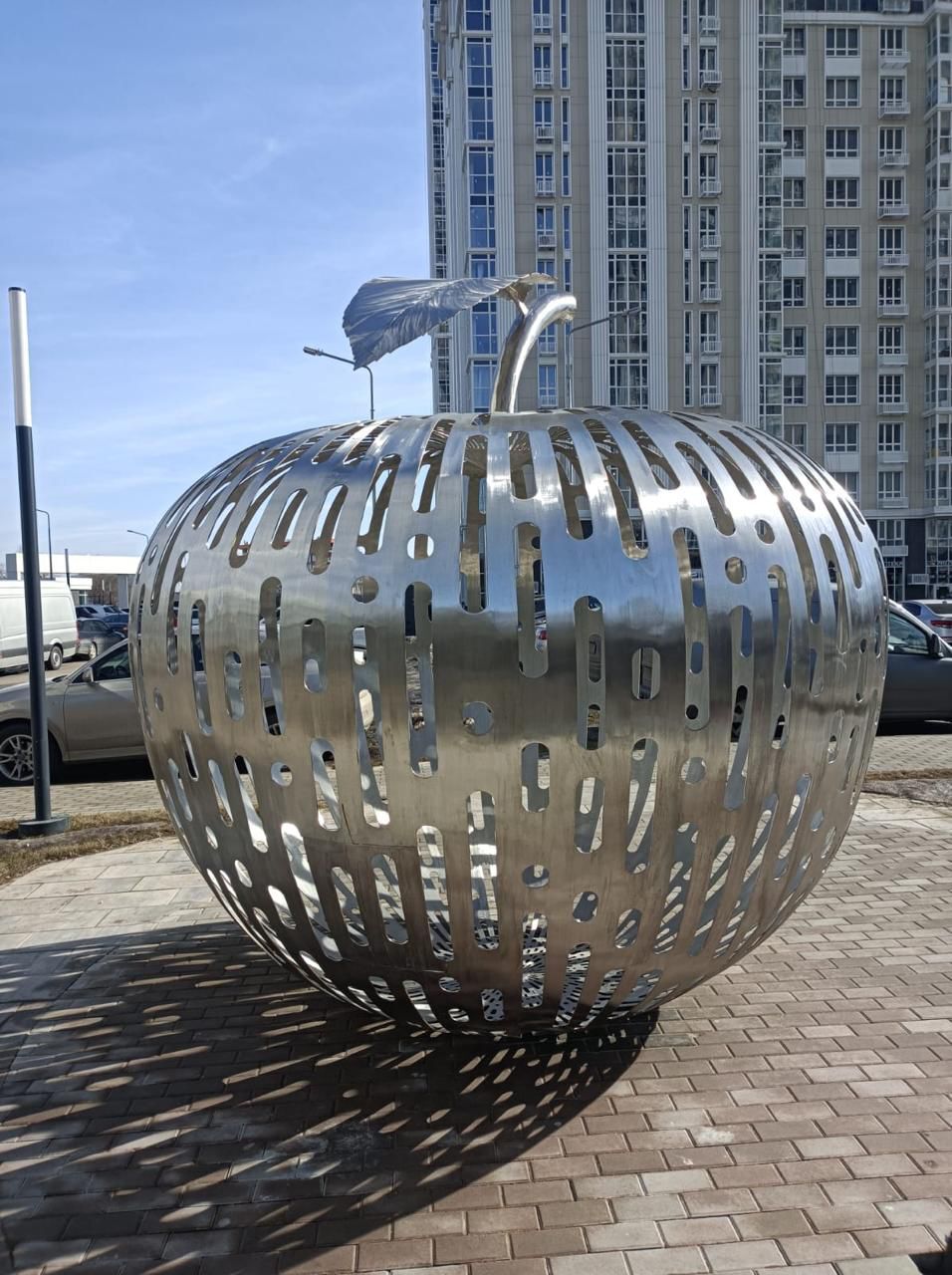 Скульптура размером 3 метра